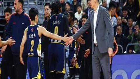 “76人教头纳塔感叹：久拖不愈的伤病困扰，季后赛前景堪忧”